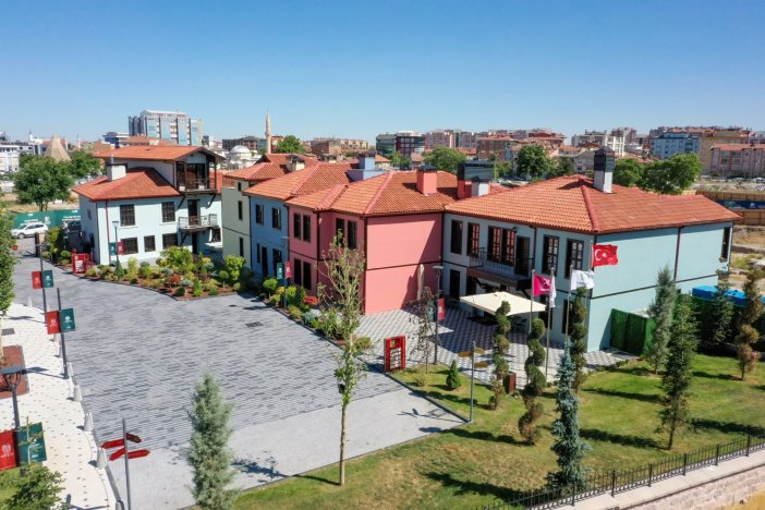 konya-valisi-akin-tarihi-dokunun-modern-konforla-bulustugu-otelde.jpg