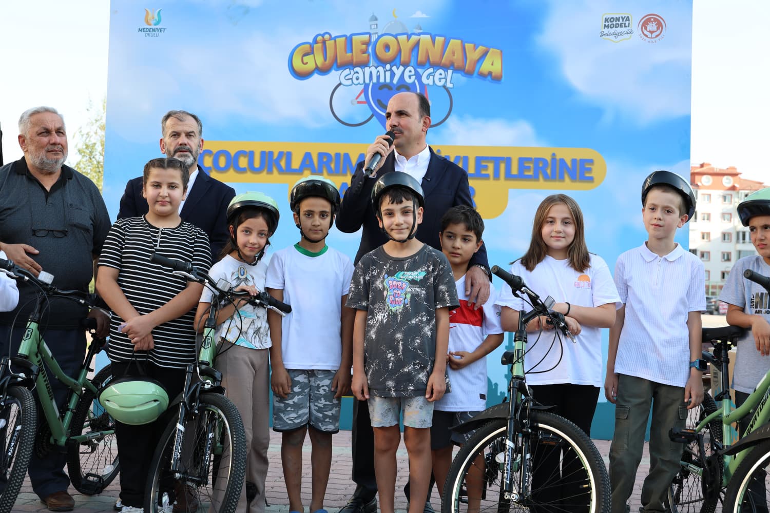 baskan-altay-bisiklet-kazanan-cocuklarla-bulustu.jpg