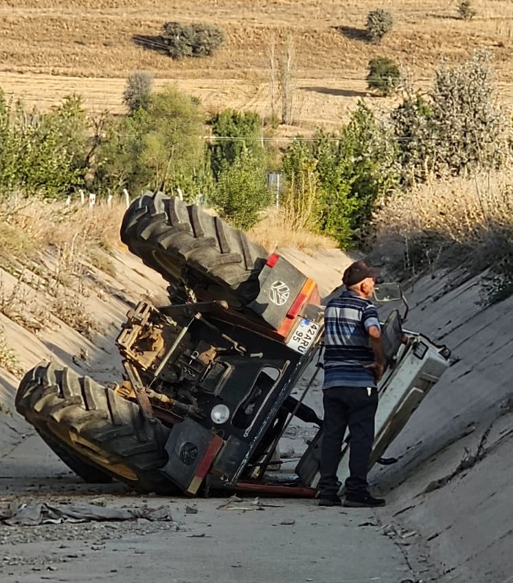 konyada-eski-muhtarin-kullandigi-traktor-kanala-devrildi-001.jpeg