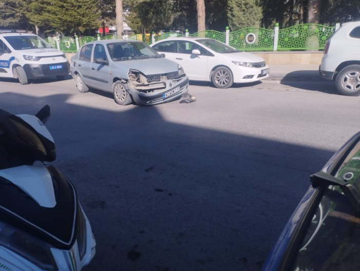 konyada-otomobil-motosiklete-carpti-yarali-hastanede.jpg