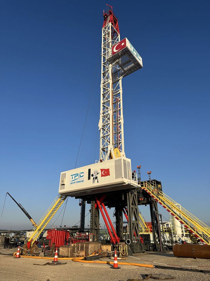 yerli-ve-milli-iki-petrol-sondaj-kulesi-goreve-basladi.jpg