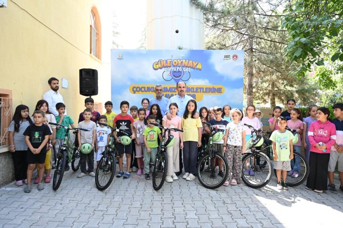 konyada-gule-oynaya-camiye-giden-12-bin-cocuk-eve-bisikletle-dondu.jpg