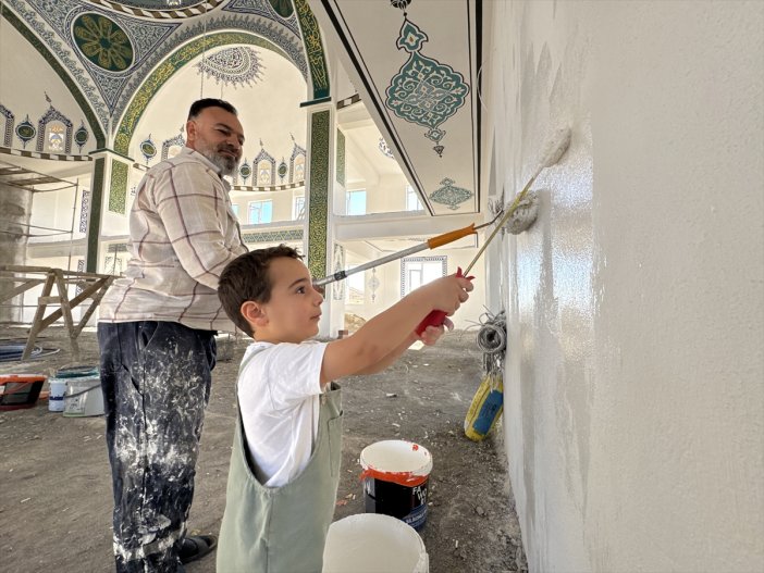 aa-20250828-38944995-38944985-sehit-oglunun-hayri-icin-okul-cami-ve-kuran-kurslarinin-boya-islerini-yapiyor.jpg