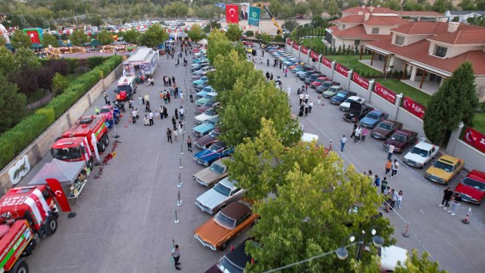 meramda-nostalji-ruzgari-esti-klasik-otomobil-sergisi-rekor-kirdi-001.jpg