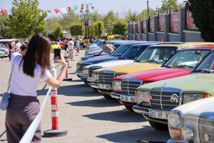 meramda-nostalji-ruzgari-esti-klasik-otomobil-sergisi-rekor-kirdi-002.jpg