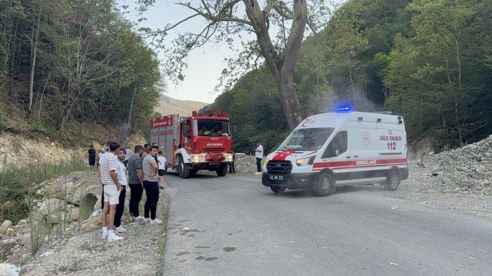 piknik-donusu-kaza-arac-dereye-uctu-6-kisi-yaralandi-003.jpg