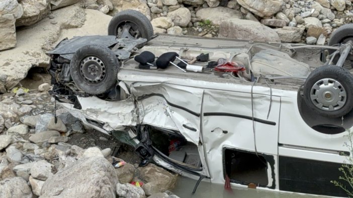 piknik-donusu-kaza-arac-dereye-uctu-6-kisi-yaralandi.jpg