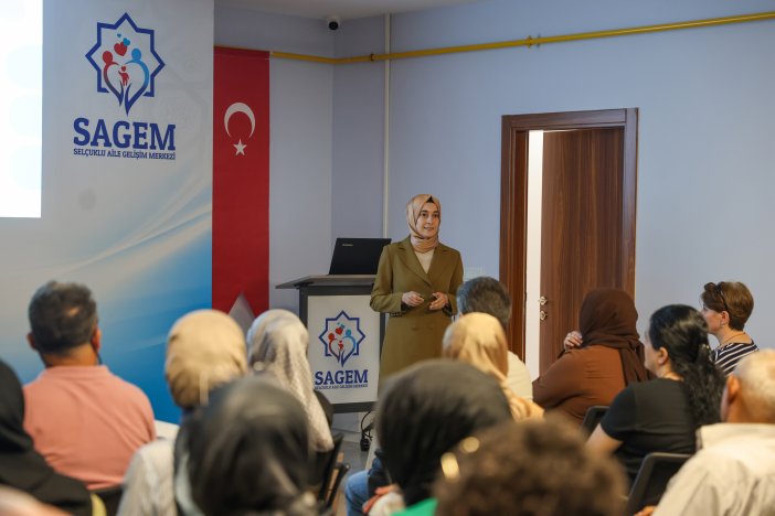 selcuklu-aile-gelisim-merkezi-ebeveynlere-okul-uyumunu-anlatti-002.jpg