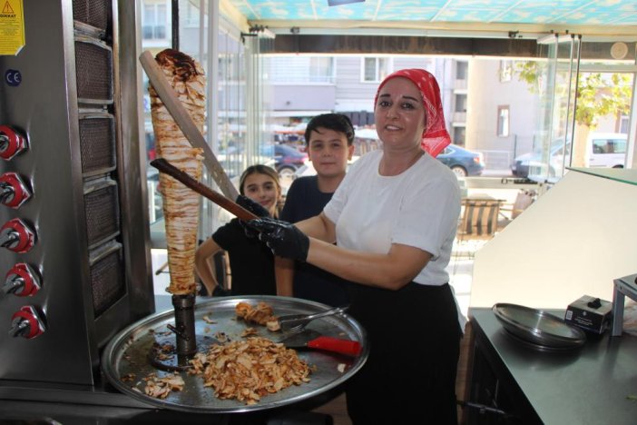 doner-bicagini-eline-alan-kadin-ezberleri-kesti-amasyada-yasayan-2-cocuk-annesi-birsen-dogan-5-yildir-kendi-hazirlayip-kestigi-donerleri-satisa-sunuyor-tezgahin-yuksek-isisina-ragmen-calismayi-surduren-dogani-donerin-basinda-gorenler-saskina-donuyor.jpg