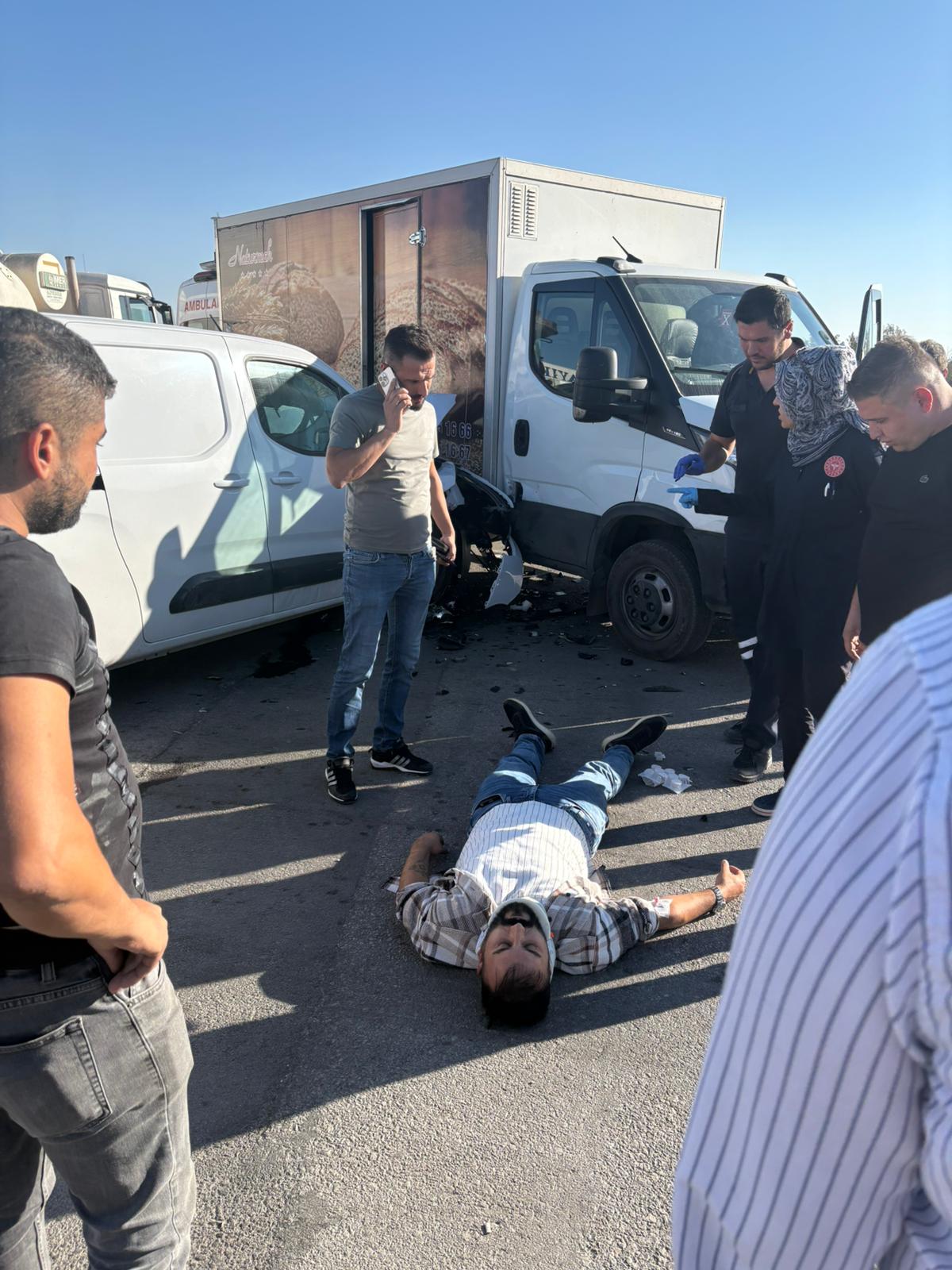 konyada-2-kamyonet-carpisti-suruculerden-biri-yaralandi.jpg