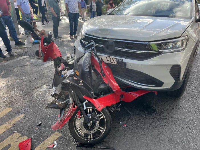 motosiklet-iki-otomobilin-arasinda-kagit-gibi-ezildi.jpg