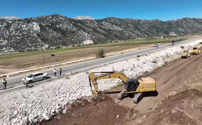 konyada-is-makineleri-calismaya-basladi-antalya-yolu-guvenli-hale-geliyor-002.jpg