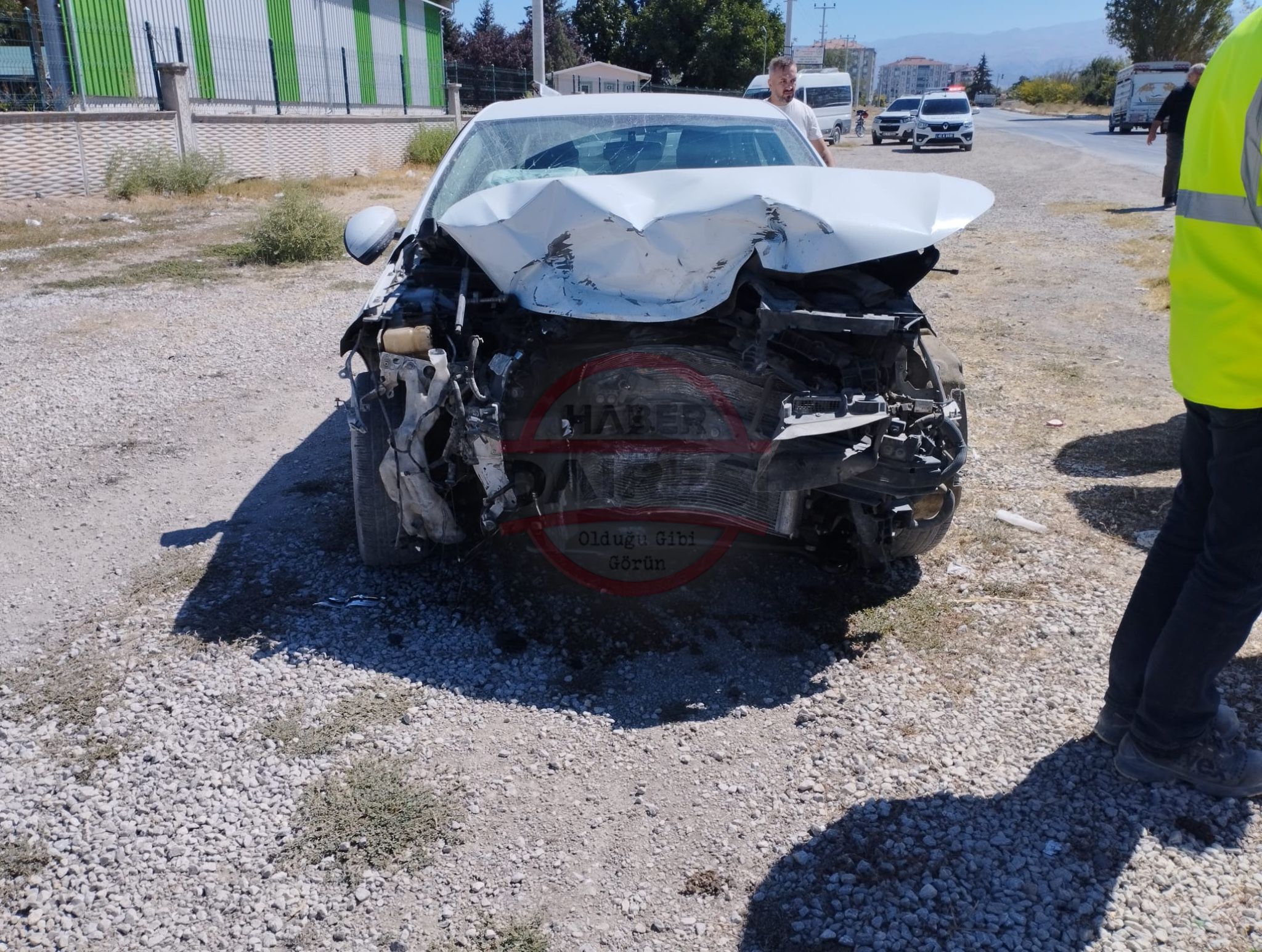 konyada-iki-arac-kafa-kafaya-carpisti-1i-agir-3-yarali-var.jpg