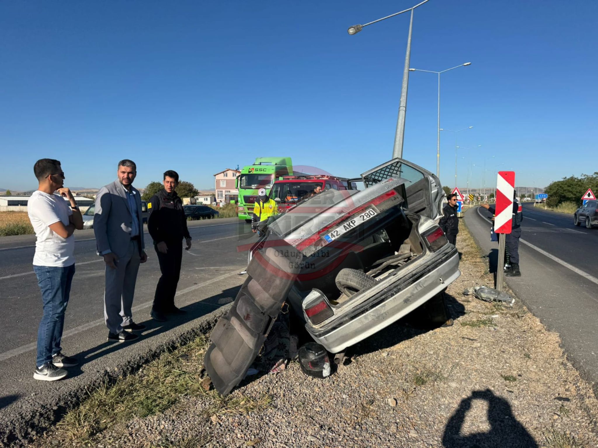 konyada-otomobil-direge-carpti-sikisan-yaralilari-itfaiye-kurtardi-001.jpg