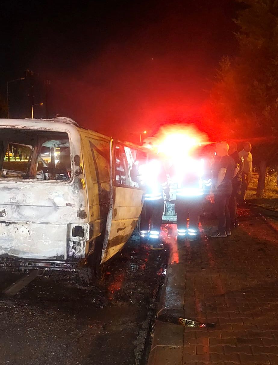 konyada-seyir-halindeki-minibus-alev-alev-yandi.jpeg
