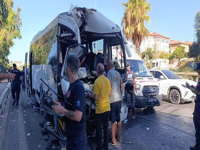 tur-otobusu-ile-yolcu-midibusu-carpisti-cok-sayida-yarali-var.jpg