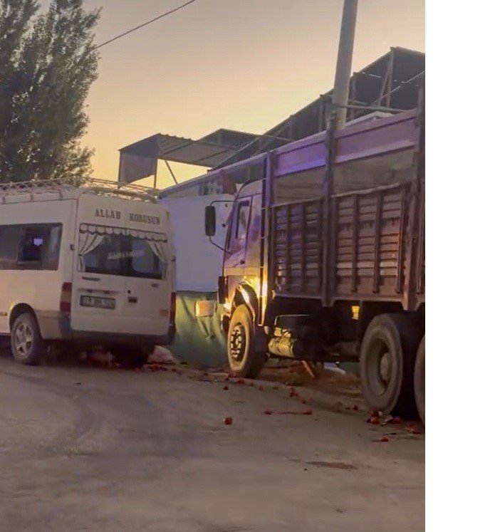 isci-tasiyan-minibus-ile-kamyon-carpisti-cok-sayida-yarali-var.jpg