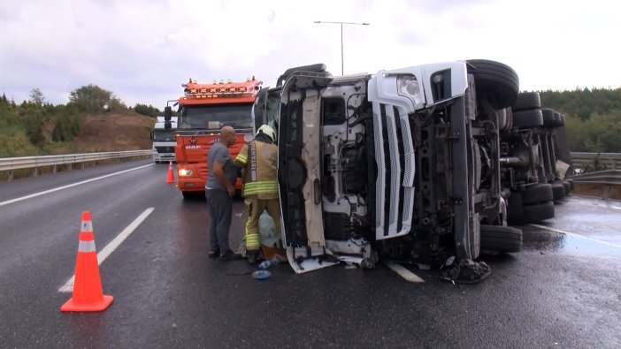 kimyasal-madde-yuklu-tir-devrilince-otoyolda-trafik-kilitlendi.jpg