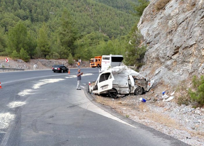 konya-yolunda-minibus-otobusle-carpisti-1-olu-1-yarali-var-001.jpg