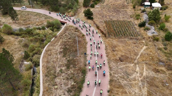 konyada-bisiklet-tutkunlari-pedallayarak-tarihe-yolculuk-yapti-001.jpg