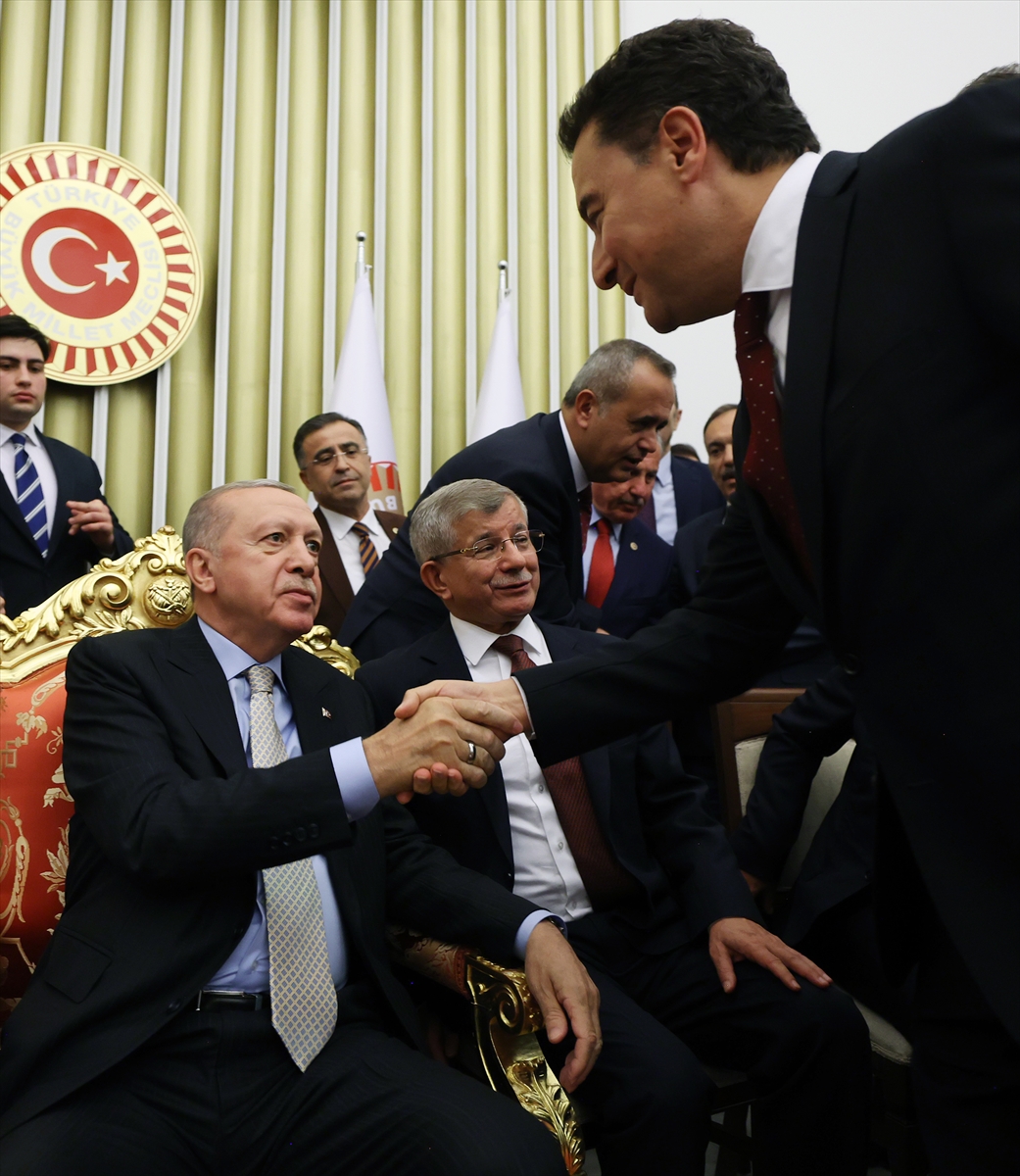 cumhurbaskani-erdogan-tbmmde-parti-lideriyle-bulustu-002.jpg