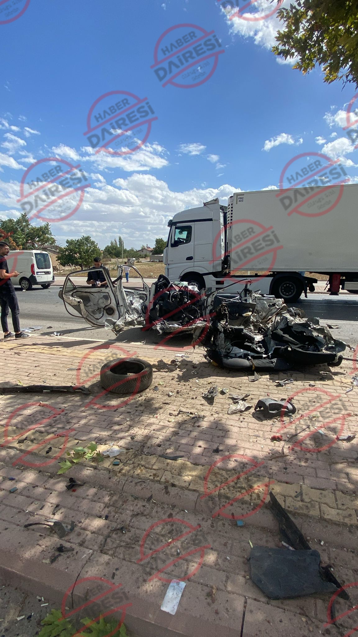 konyada-olumlu-kaza-ikiye-bolunen-arac-parcalara-ayrildi-002.jpg