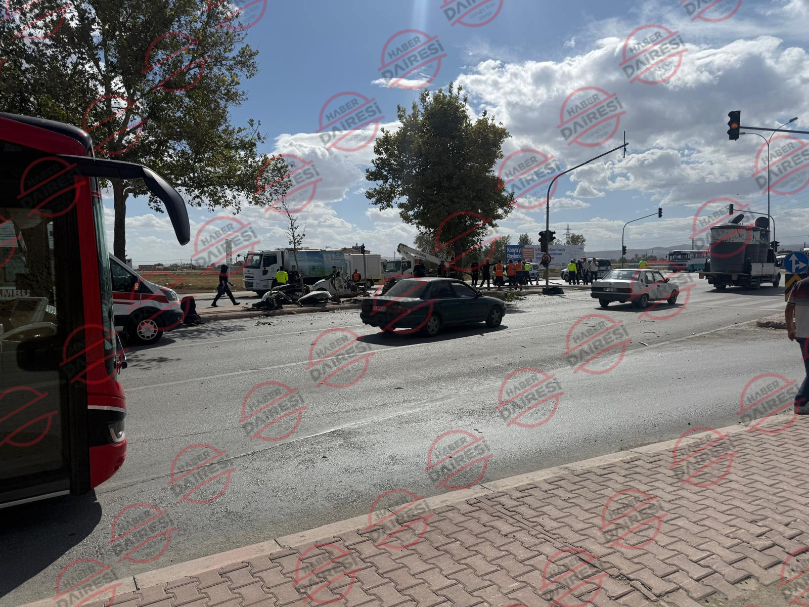 konyada-olumlu-kaza-ikiye-bolunen-arac-parcalara-ayrildi-007.jpg