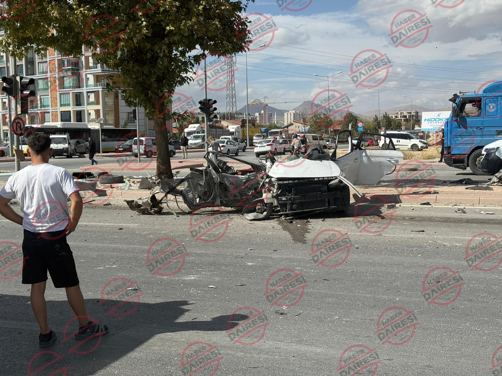 konyada-olumlu-kaza-ikiye-bolunen-arac-parcalara-ayrildi.jpg