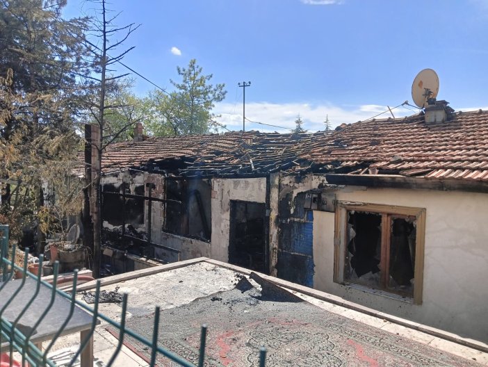 tupten-ciktigi-iddia-edilen-yangin-bir-evi-kul-etti-001.jpg