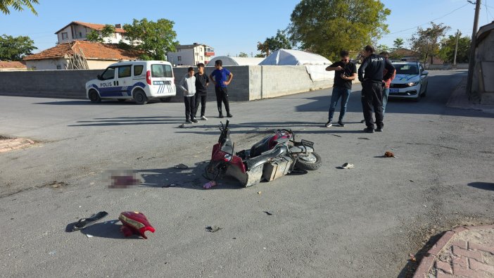 kamyonet-ile-motosiklet-carpisti-anne-ve-2-cocugu-agir-yarali.jpg