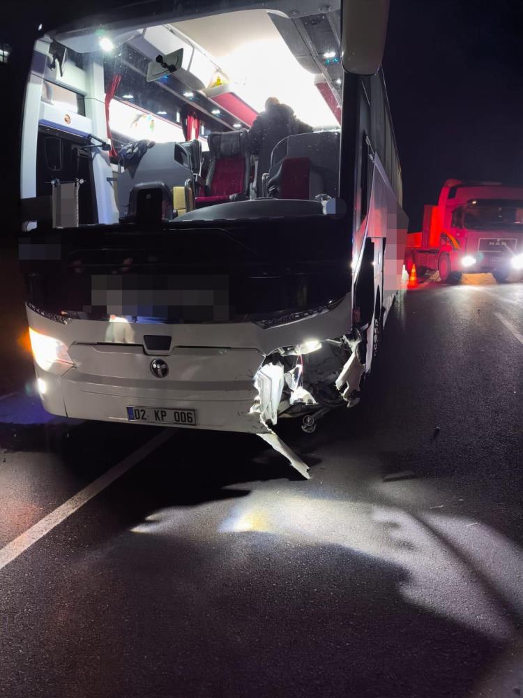 konya-yolunda-feci-kaza-yolcu-otobusle-carpisan-otomobilin-surucusu-oldu-002.jpg