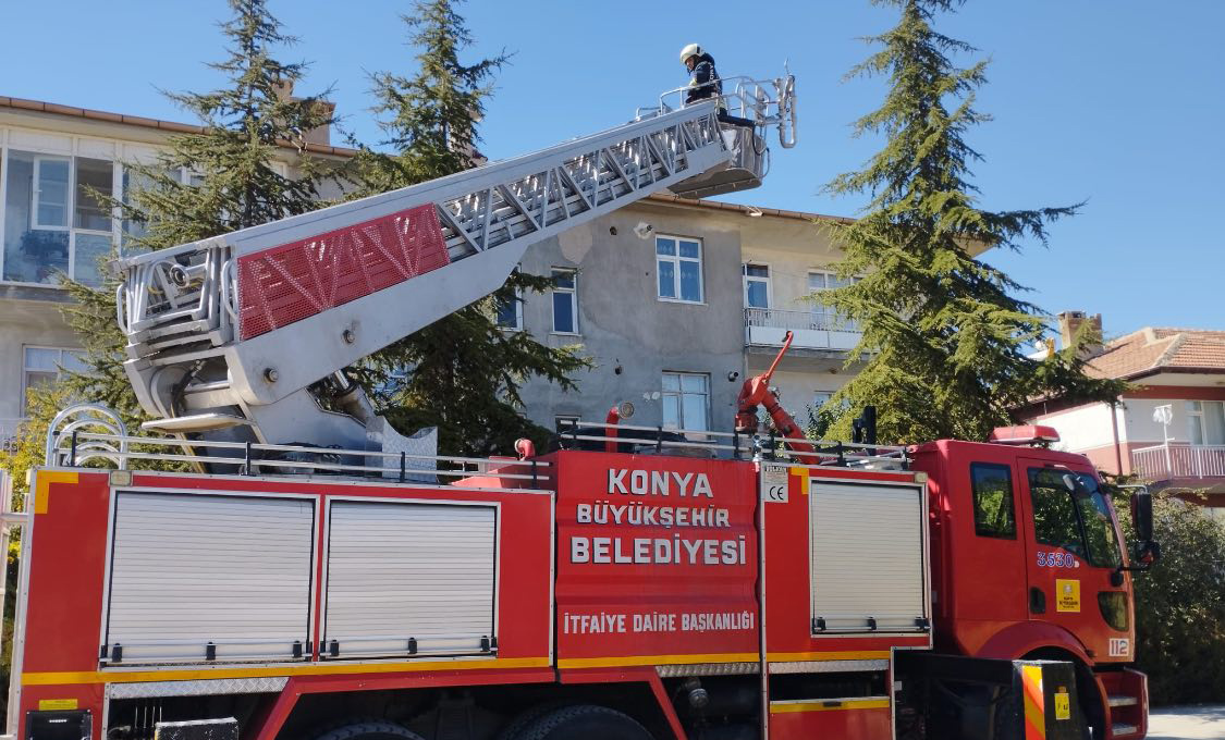 catida-mahsur-kalan-kediyi-konya-itfaiyesi-kurtardi.jpg