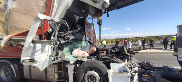 konyada-2-tir-ve-minibus-carpisti-servet-guzel-hayatini-kaybetti-001.jpg