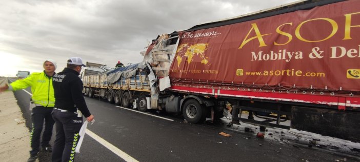 konyada-2-tir-ve-minibus-carpisti-servet-guzel-hayatini-kaybetti-002.jpg