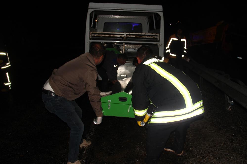 konyada-bariyere-carpip-devrilen-kamyondaki-2-kisi-oldu.jpg