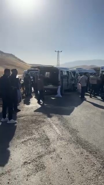 ogretmenleri-tasiyan-servis-kaza-yapti-cok-sayida-yarali-var.jpg