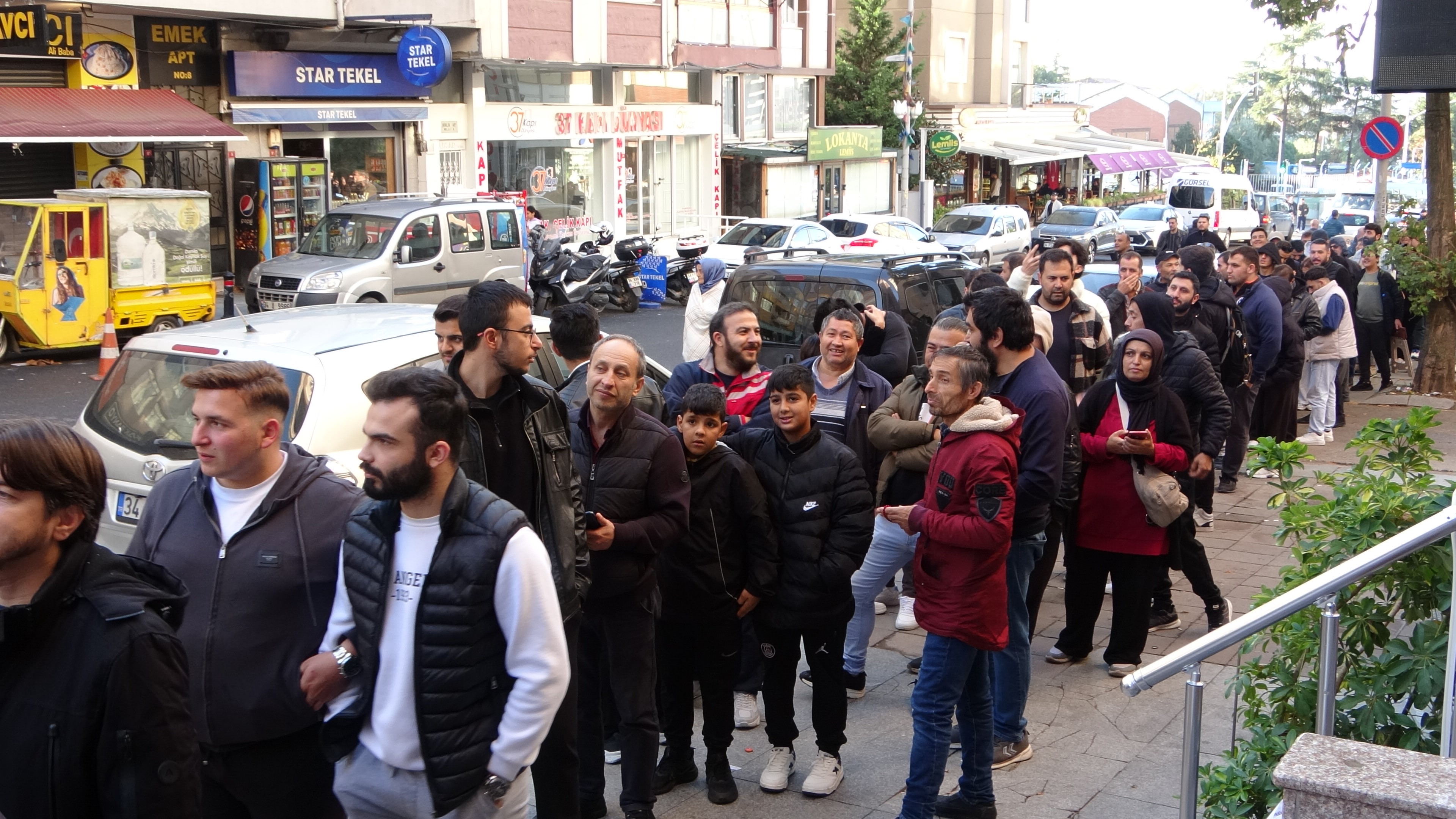 bin-liralik-urun-100-liraya-dustu-metrelerce-kuyruk-oldu.jpg