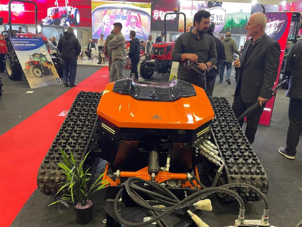 tarlada-traktor-savasta-silah-turk-muhendisleri-yapti.jpg