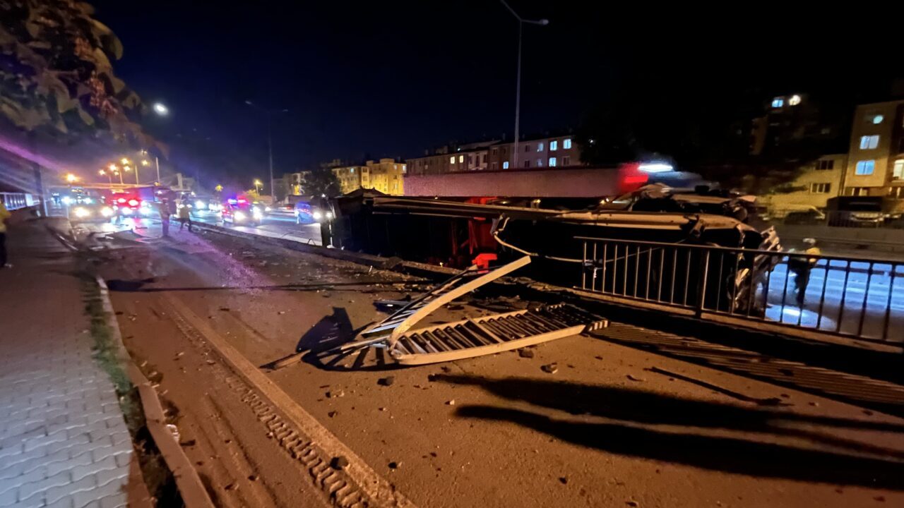 konya-plakali-seker-yuklu-tir-devrildi-yol-kapandi.jpg