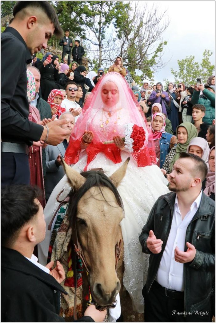 konyanin-yeni-gelini-evine-asirlik-gelenekle-gitti-003.jpg
