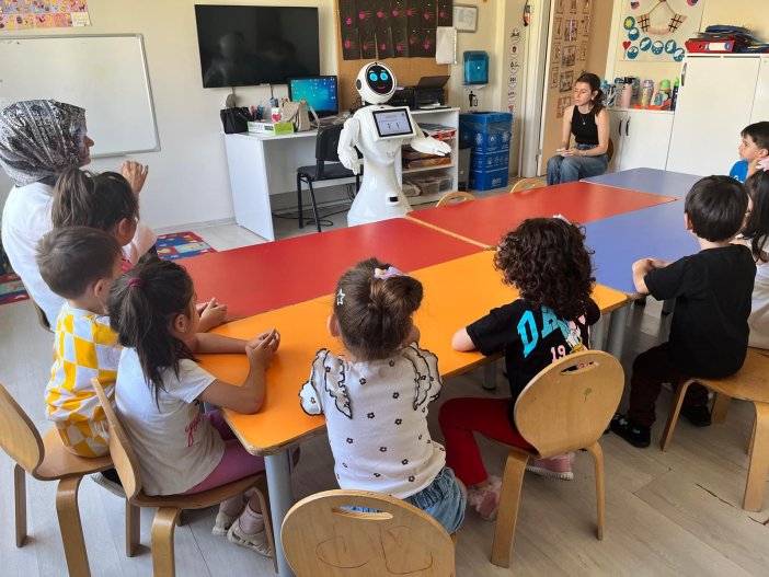 konyada-otizmli-cocuklarin-sosyal-dunyasi-ada-robotla-renklendi.jpeg