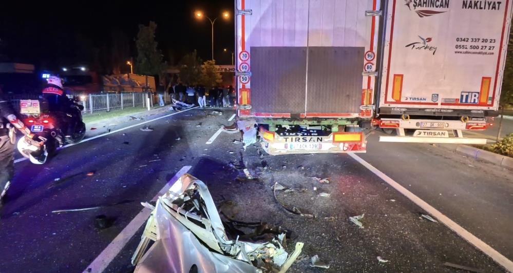 konya-yolunda-feci-kaza-bu-arabadan-sag-cikamadi.jpg