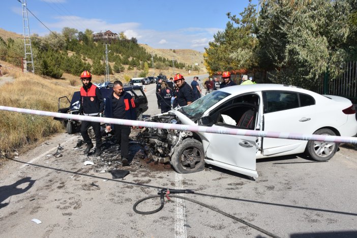 otomobillerin-kafa-kafaya-carpistigi-kazada-1-kisi-olu-1-kisi-agir-yarali-001.png
