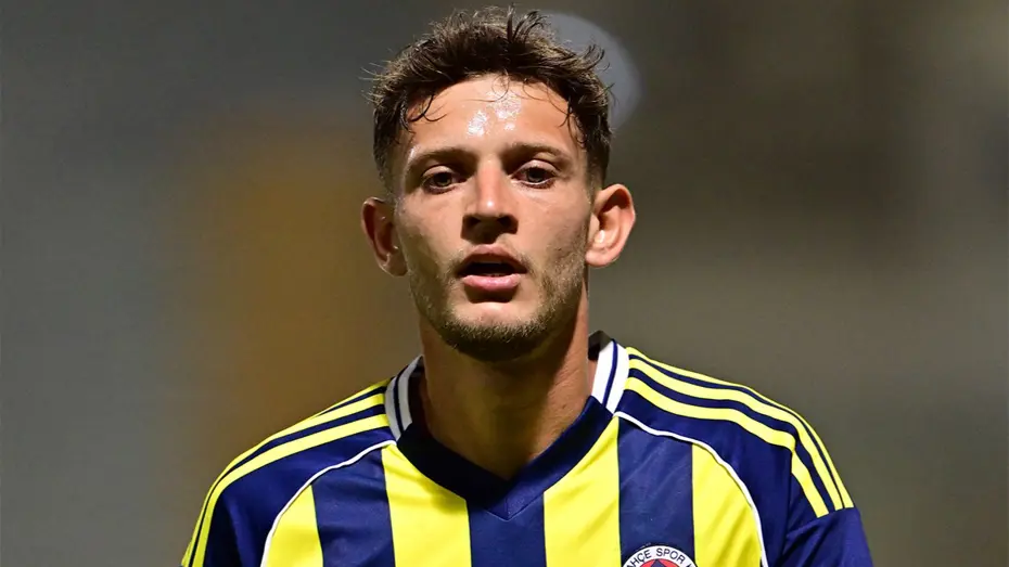 fenerbahcede-gol-pozisyonunu-degerlendiremeyen-szymanskiden-olay-hareket-001.webp