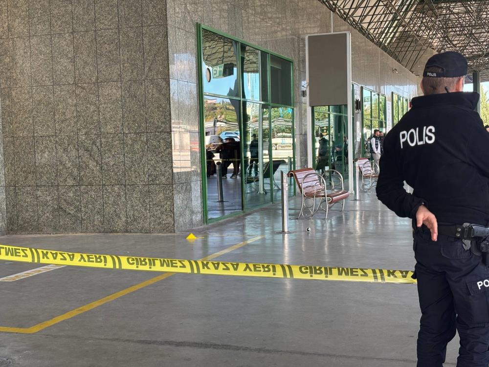 otogarda-dehset-uzman-cavus-silahini-cekti-polis-vurdu-002.jpg