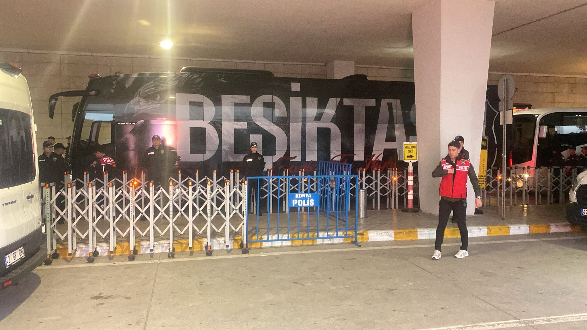 besiktas-kafilesi-konyada-coskuyla-karsilandi-002.jpg