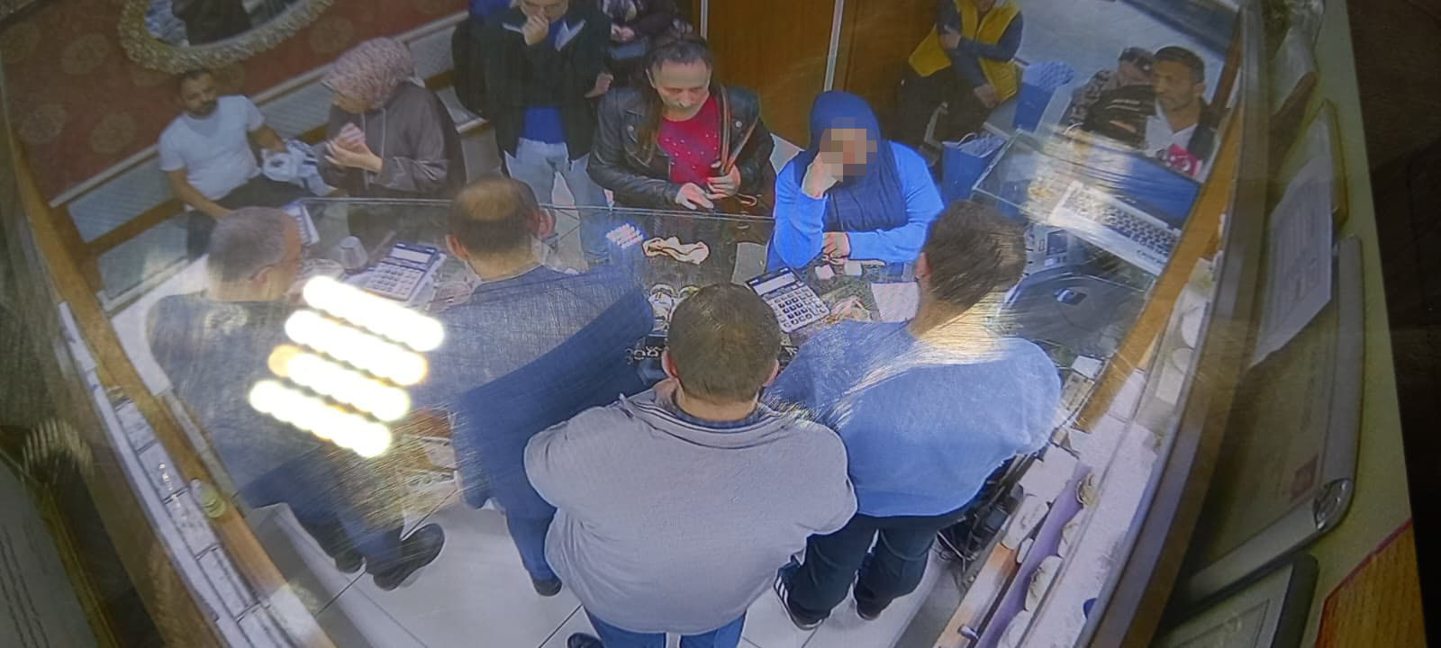 musteri-gibi-kuyumcuya-gelen-kadin-hirsizin-bilezik-oyunu-kamerada.jpg