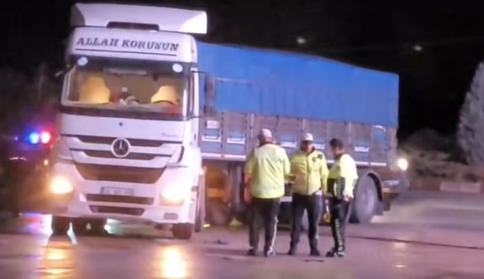 2025/10/23/konya-plakali-tir-ariza-yapti-tamir-etmek-isteyen-surucu-erhan-ozkan-altinda-kaldi-001.png
