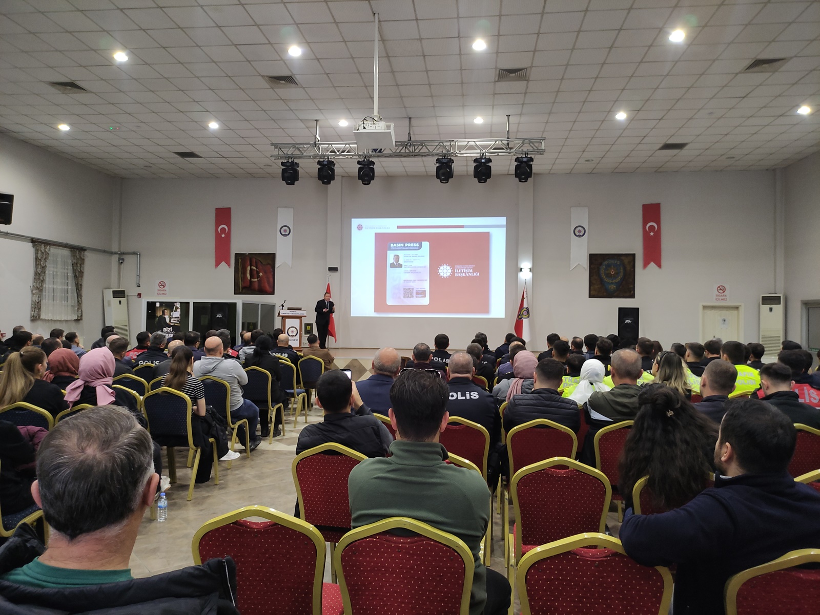 konya-polisi-basin-karti-hakkinda-bilgilendirildi-001.jpg