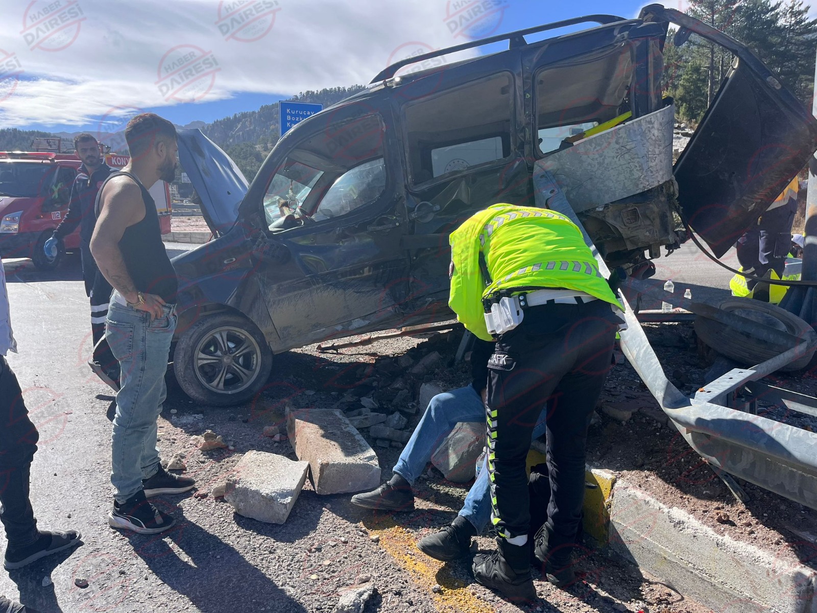 konyada-bariyer-demiri-kamyonetle-carpisan-araca-saplandi-001.jpeg